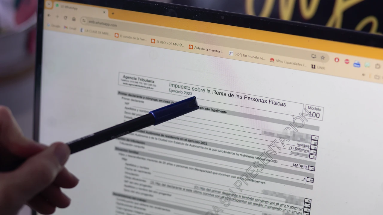 Una persona hace la declaración de la renta en un ordenador