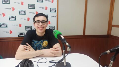 Adrián Garrigós en los estudios de Onda Cero Ciudad Real