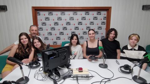 Alumnas, alumno y profesor del I.E.S. 'Bernardo Balbuena'