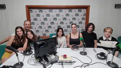 Alumnas, alumno y profesor del I.E.S. 'Bernardo Balbuena' Alumnas, alumno y profesor del I.E.S. 'Bernardo Balbuena'