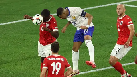 Mbappé remata un centro de cabeza durante el Austria - Francia Mbappé remata un centro de cabeza durante el Austria - Francia
