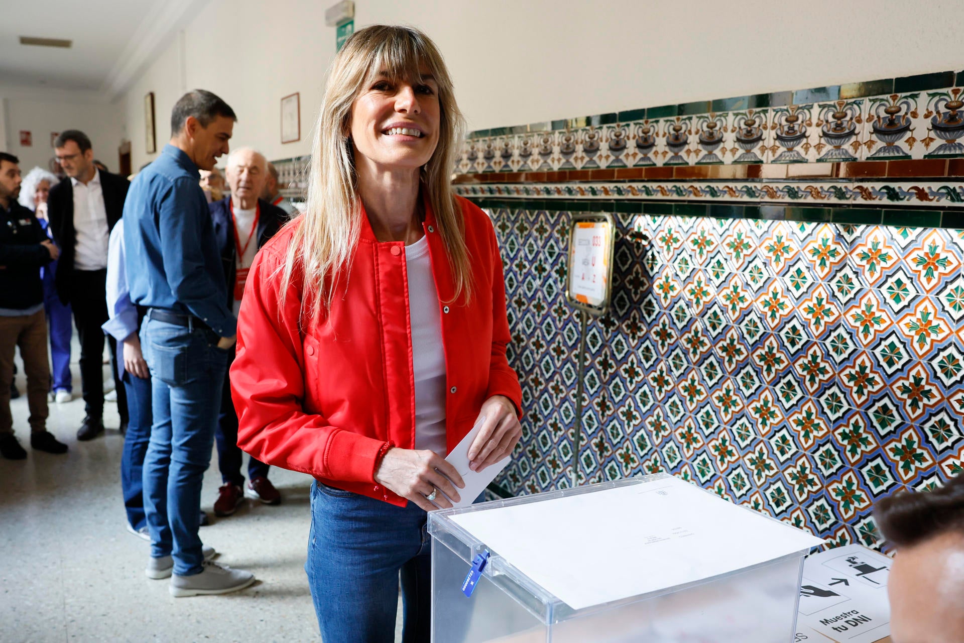El juez responde a Begoña Gómez que sigue investigada por "dos bloques" que no conciernen a la Fiscalía Europea El juez responde a Begoña Gómez que sigue investigada por "dos bloques" que no conciernen a la Fiscalía Europea