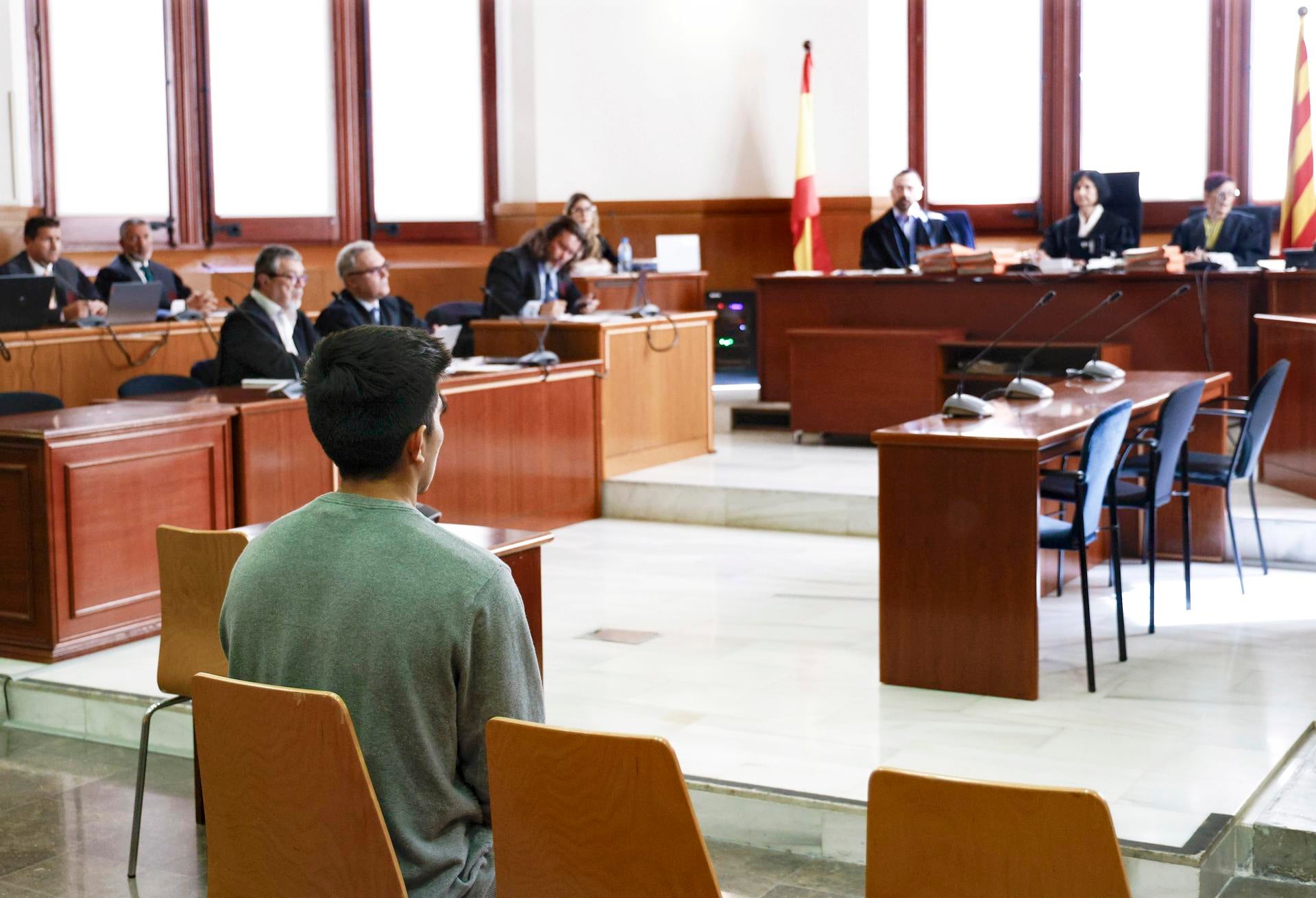 El camionero que auxilió a la víctima de violación de Igualada asegura que estaba "ensangrentada", "temblando" y repetía "no, no, no" El camionero que auxilió a la víctima de violación de Igualada asegura que estaba "ensangrentada", "temblando" y repetía "no, no, no"