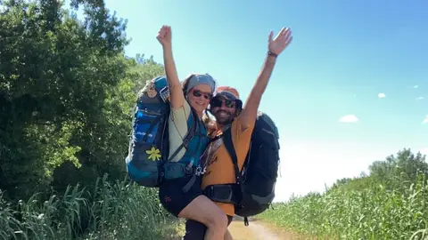 Nacho y Amparo viven su 'Luna de Miel' en el Camino de Roma a Santiago de Compostela. Nacho y Amparo viven su 'Luna de Miel' en el Camino de Roma a Santiago de Compostela.