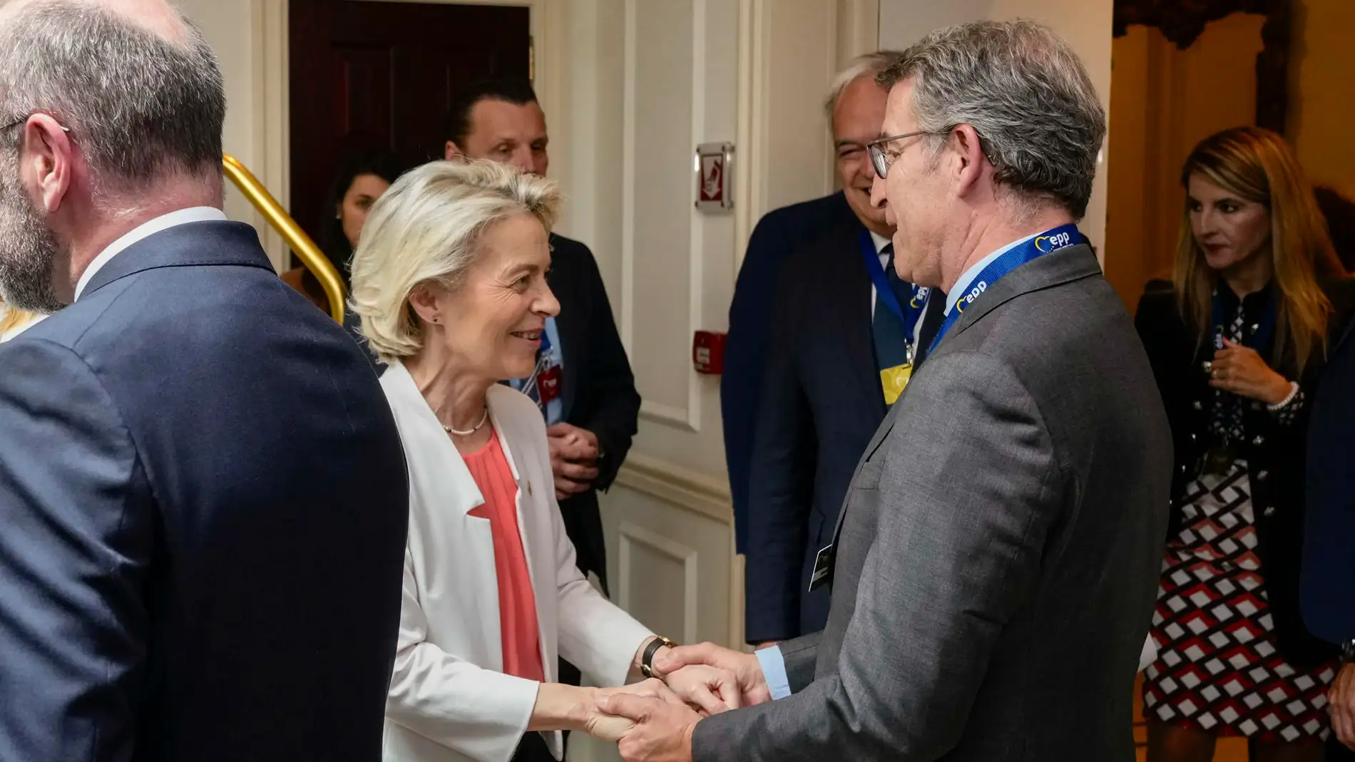 El presidente del Partido Popular, Alberto Núñez Feijóo, y la presidenta de la Comisión Europea Ursula von der Leyen, este lunes durante el encuentro de los líderes del Partido Popular Europeo en Bruselas