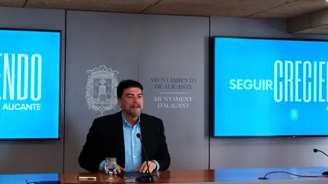 Luis Barcala durante la rueda de prensa sobre el primer año del nuevo mandato Luis Barcala durante la rueda de prensa sobre el primer año del nuevo mandato