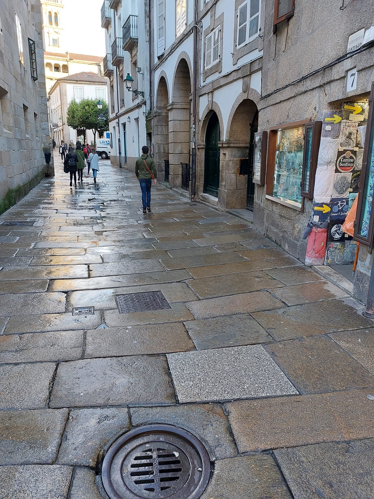 El Concello de Santiago prohíbe, de forma cautelar durante un año, la instalación de nuevos comercios turísticos en el casco histórico El Concello de Santiago prohíbe, de forma cautelar durante un año, la instalación de nuevos comercios turísticos en el casco histórico