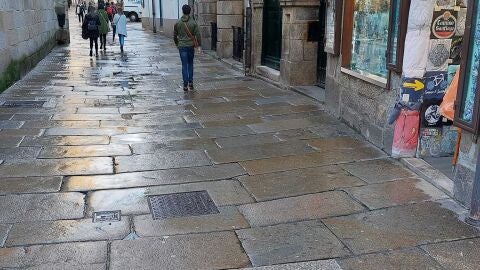 El Concello de Santiago prohíbe, de forma cautelar durante un año, la instalación de nuevos comercios turísticos en el casco histórico 