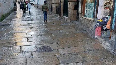 El Concello de Santiago prohíbe, de forma cautelar durante un año, la instalación de nuevos comercios turísticos en el casco histórico El Concello de Santiago prohíbe, de forma cautelar durante un año, la instalación de nuevos comercios turísticos en el casco histórico