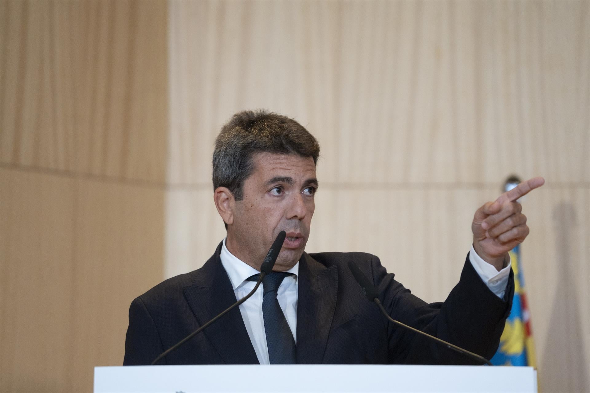 Mazón tacha de "insulto" la financiación singular para Catalunya y reta a Illa: "Cuando quiera cambiamos cromos" Mazón tacha de "insulto" la financiación singular para Catalunya y reta a Illa: "Cuando quiera cambiamos cromos"