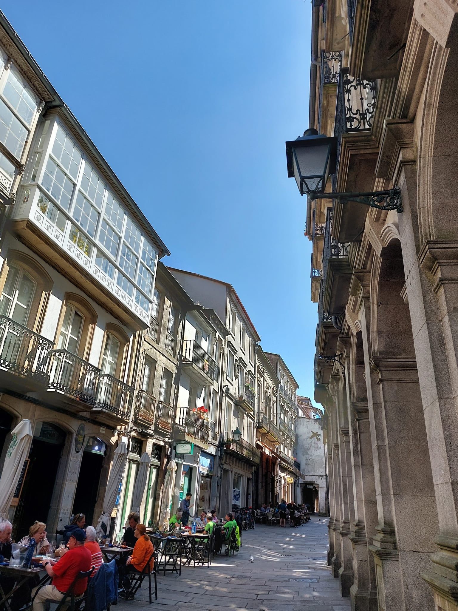 El Concello de Santiago cifra en cerca de 100 tiendas de souvenirs las que se localizan en la zona monumental El Concello de Santiago cifra en cerca de 100 tiendas de souvenirs las que se localizan en la zona monumental