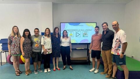 La directora de Innovación e Inclusión junto a los profesores creadores del proyecto y la edil de Educación de Villajoyosa La directora de Innovación e Inclusión junto a los profesores creadores del proyecto y la edil de Educación de Villajoyosa