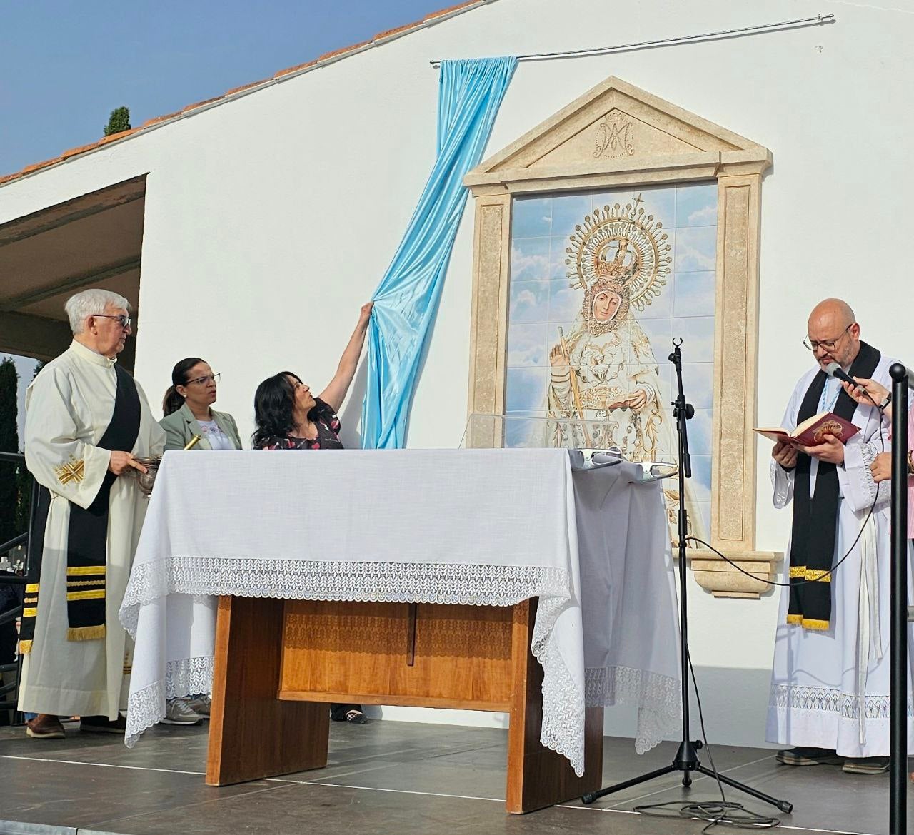 El cementerio de La Roda ya cuenta con un nuevo retablo cerámico El cementerio de La Roda ya cuenta con un nuevo retablo cerámico
