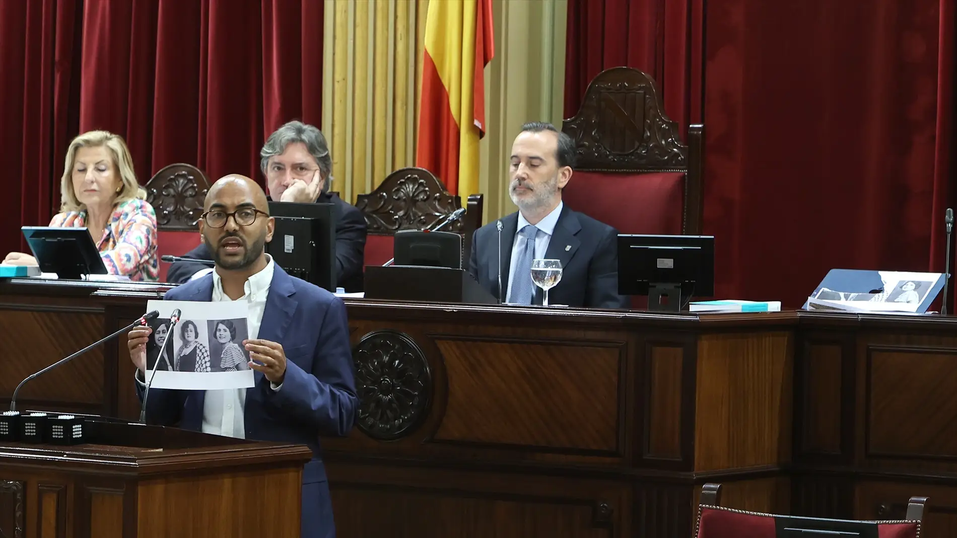 El diputado del PSOE Omar Lamin interviene durante una sesión plenaria, en el Parlament balear, mostrando las imágenes que Gabriel Le Senne había pedido retirar