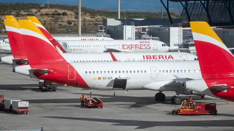 Aeronaves de Iberia estacionadas en el aeropuerto de Madrid-Barajas, en una imagen de archivo. Aeronaves de Iberia estacionadas en el aeropuerto de Madrid-Barajas, en una imagen de archivo.