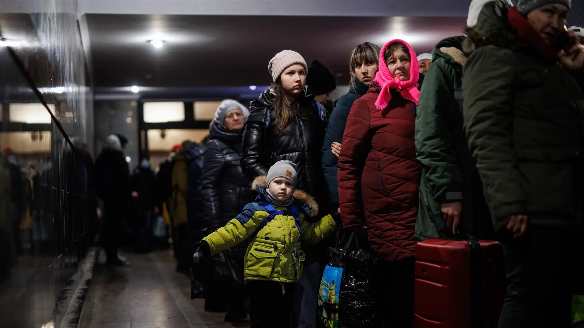 Un grupo de personas esperan en la estación de tren de Lviv, en Leópolis (Ucrania)