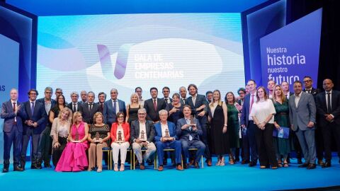 Foto de familia con los premiados en la V Gala de Empresas Centenarias