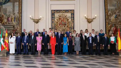 El rey Felipe VI ha entregado, con motivo de su X aniversario como Jefe del Estado, la Orden del Mérito Civil a 19 ciudadanos anónimos