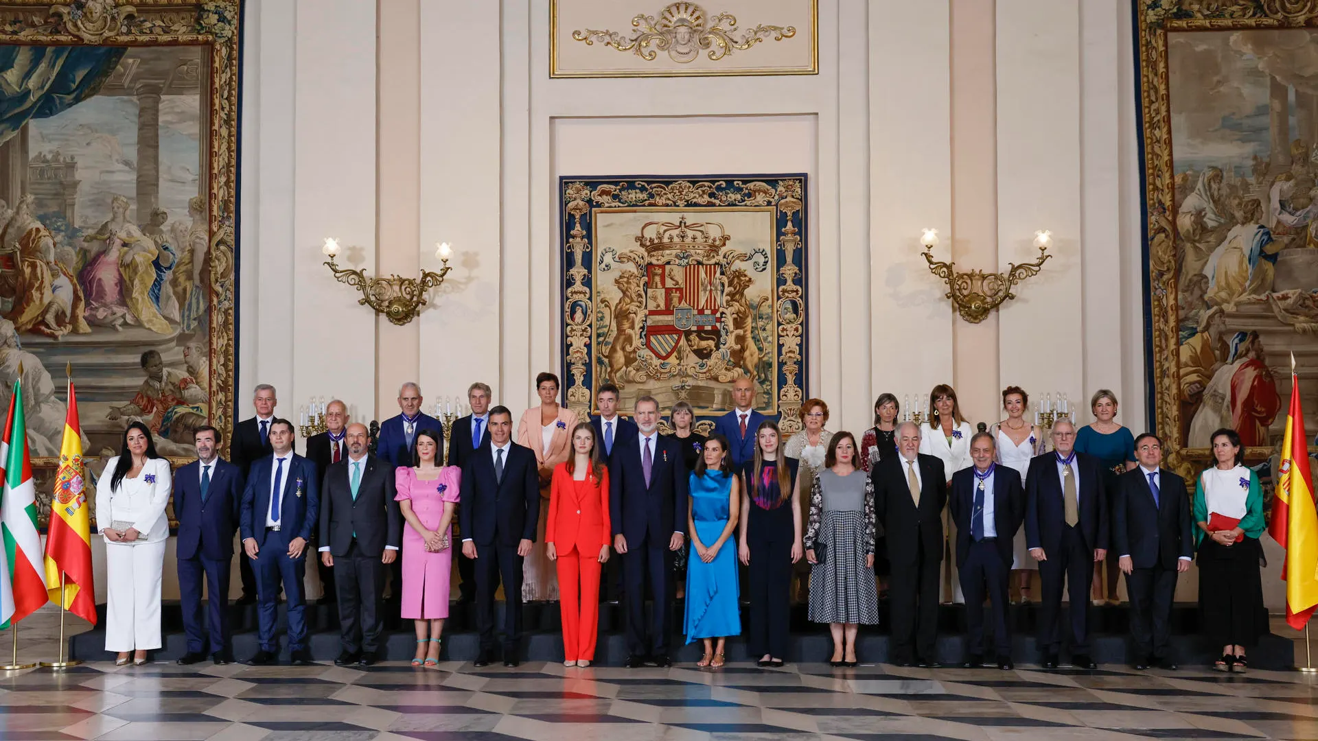 El rey Felipe VI ha entregado, con motivo de su X aniversario como Jefe del Estado, la Orden del Mérito Civil a 19 ciudadanos anónimos El rey Felipe VI ha entregado, con motivo de su X aniversario como Jefe del Estado, la Orden del Mérito Civil a 19 ciudadanos anónimos