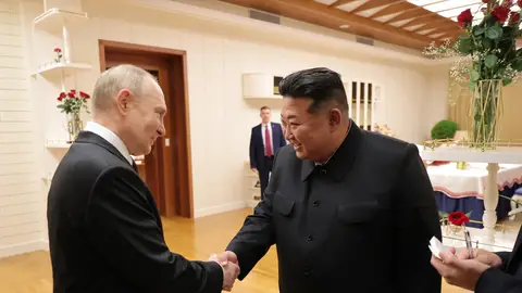 Putin y Kim Yong-Un se saludan en la cumbre mantenida en Kim Yong-Un. Putin y Kim Yong-Un se saludan en la cumbre mantenida en Kim Yong-Un.