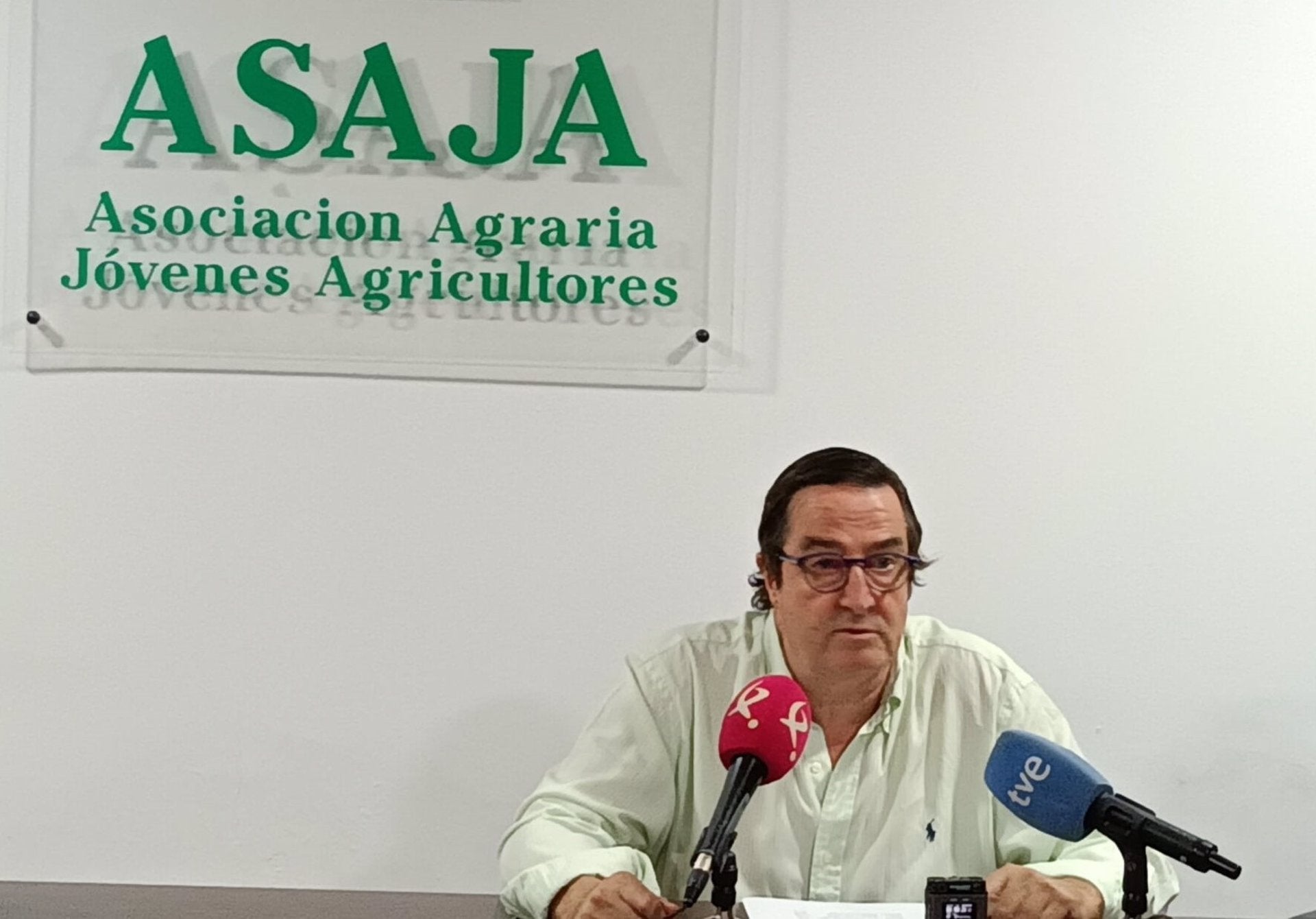 Asaja Extremadura pide al consejero de Vox que "devuelva a los agricultores" los 104,7 millones del regadío de Tierra de Barros Asaja Extremadura pide al consejero de Vox que "devuelva a los agricultores" los 104,7 millones del regadío de Tierra de Barros
