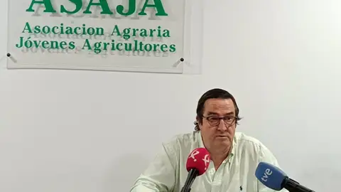 Asaja Extremadura pide al consejero de Vox que "devuelva a los agricultores" los 104,7 millones del regadío de Tierra de Barros Asaja Extremadura pide al consejero de Vox que "devuelva a los agricultores" los 104,7 millones del regadío de Tierra de Barros