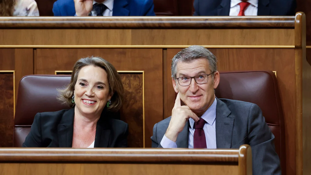 El l&iacute;der popular Alberto N&uacute;&ntilde;ez Feij&oacute;o (d) y la diputada Cuca Gamarra asisten a la sesi&oacute;n de control/ EFE/ Mariscal