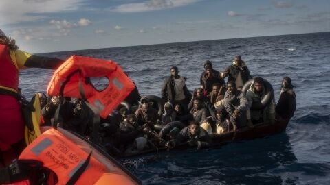 Imagen del rescate de 60 personas migrantes por la tripulaci&oacute;n del barco de la ONG Open Arms 