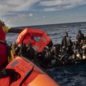 Imagen del rescate de 60 personas migrantes por la tripulación del barco de la ONG Open Arms 