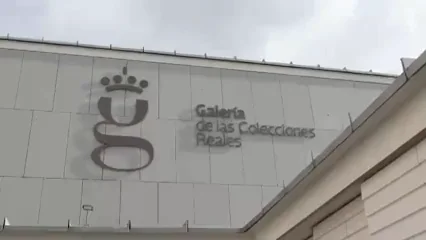 La princesa Leonor y su hermana visitan la Galería de las Colecciones Reales con jóvenes La princesa Leonor y su hermana visitan la Galería de las Colecciones Reales con jóvenes