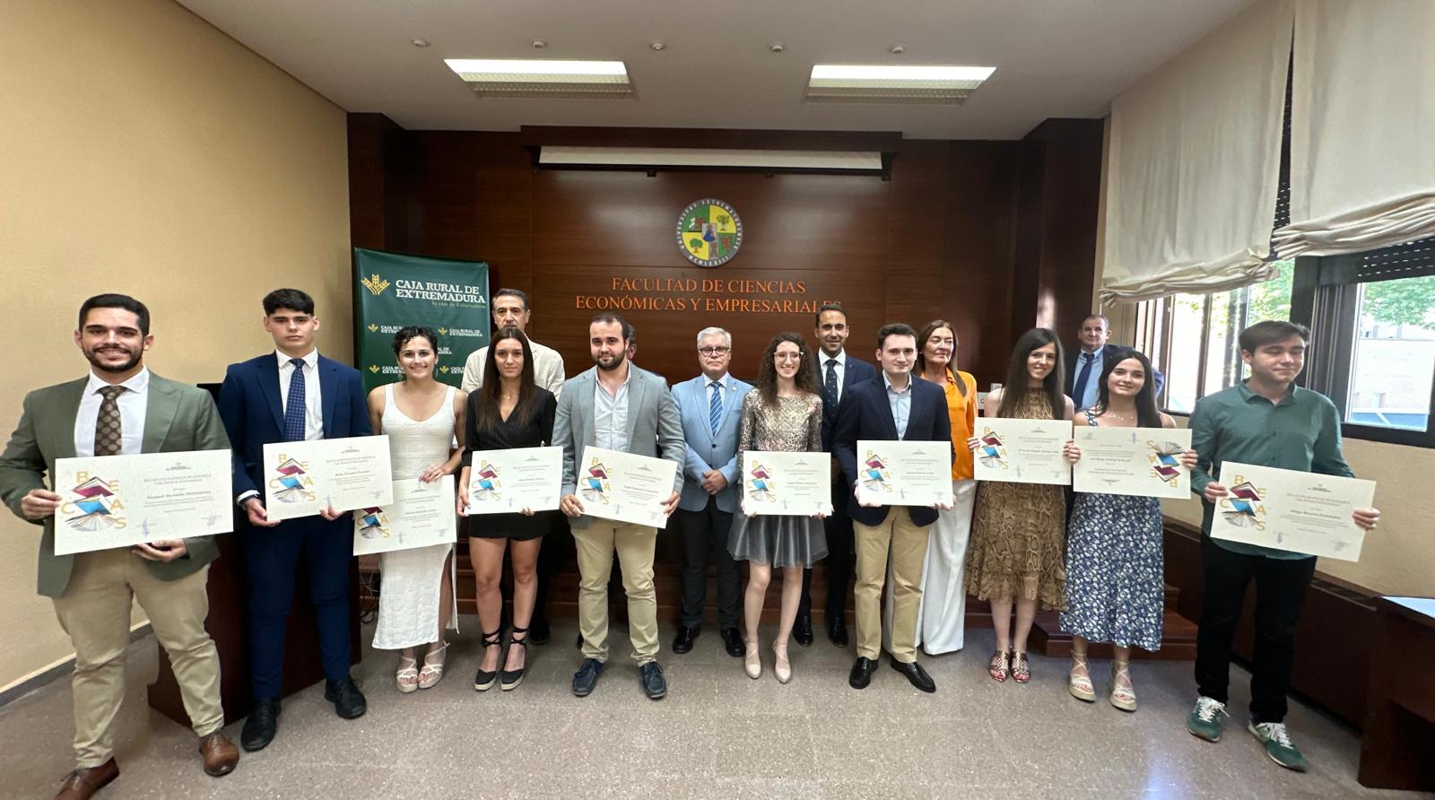 Caja Rural de Extremadura entrega becas a los 10 mejores expedientes de carreras vinculadas a Económicas y Empresariales de la UEx Caja Rural de Extremadura entrega becas a los 10 mejores expedientes de carreras vinculadas a Económicas y Empresariales de la UEx