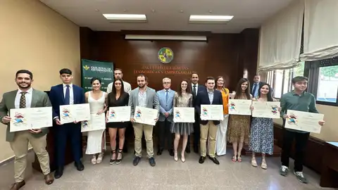 Caja Rural de Extremadura entrega becas a los 10 mejores expedientes de carreras vinculadas a Económicas y Empresariales de la UEx Caja Rural de Extremadura entrega becas a los 10 mejores expedientes de carreras vinculadas a Económicas y Empresariales de la UEx