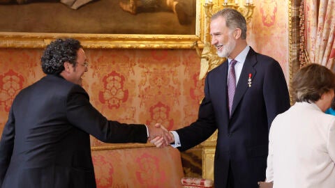 l rey Felipe VI (d) saluda al Fiscal general del Estado &Aacute;lvaro Garc&iacute;a Ortiz/ EFE/ Ballesteros POOL