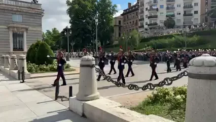 Efectivos de la Guardia Real, Ejército y Guardia Civil defilan en los actos del X aniversario del reinado de Felipe VI Efectivos de la Guardia Real, Ejército y Guardia Civil defilan en los actos del X aniversario del reinado de Felipe VI