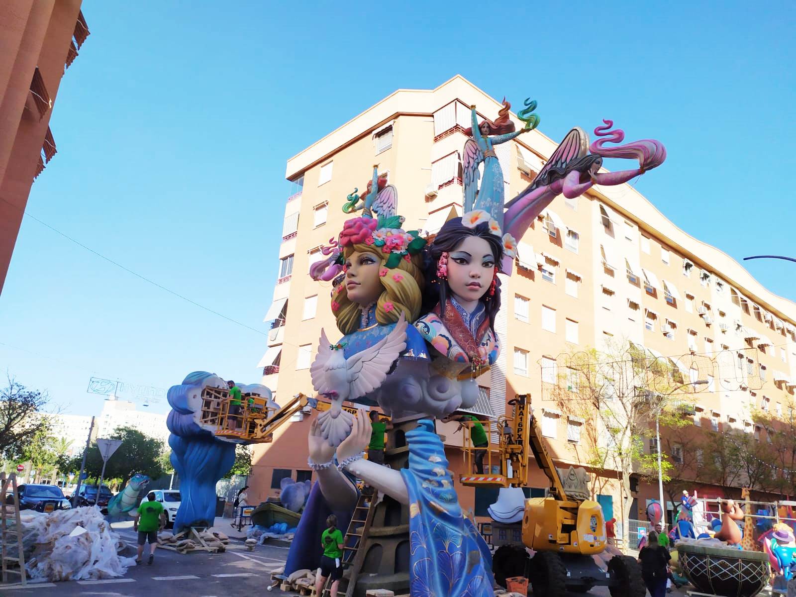 Los monumentos fogueriles toman las calles de Alicante Los monumentos fogueriles toman las calles de Alicante