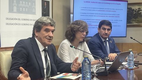 El ministro, a la izquierda, junto a la secretaria de Estado de Digitalización e IA y el delegado del Gobierno