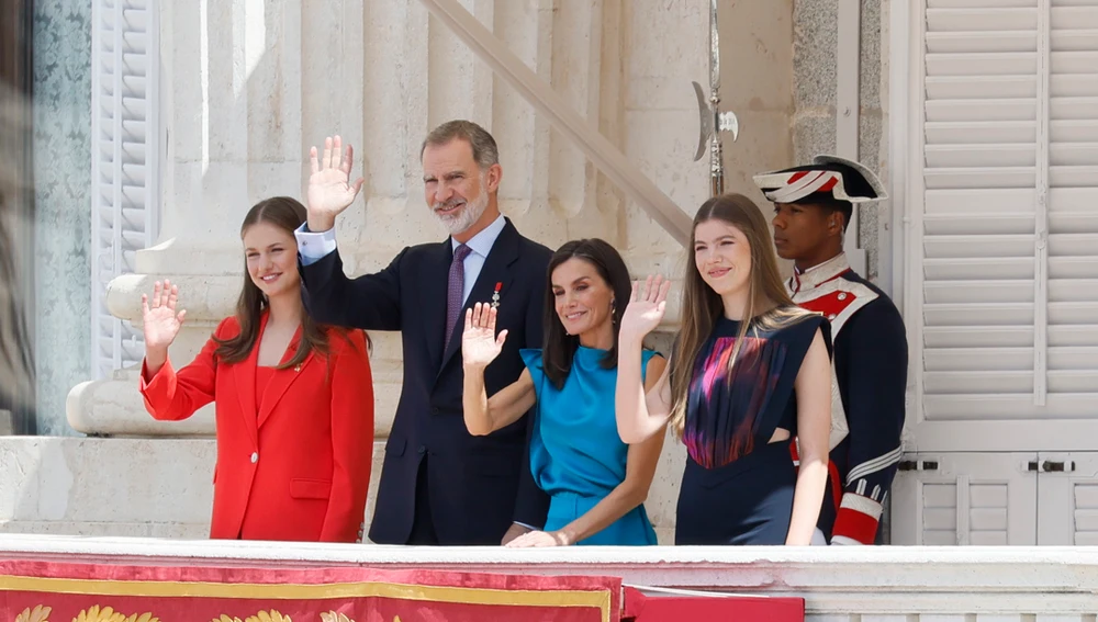 La familia real saluda desde el balcón del Palacio de Oriente en los actos de conmemoración del X aniversario del reinado de Felipe VI/ EFE/ Ballesteros