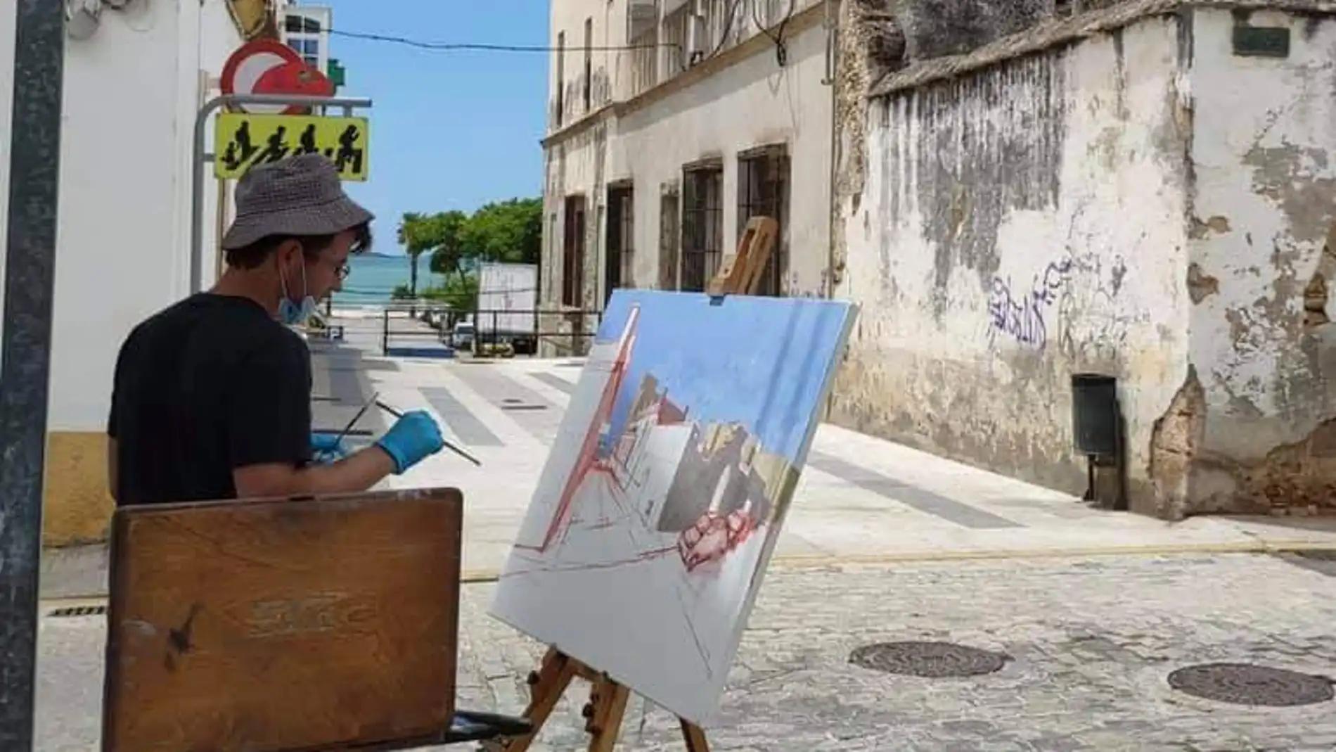 Artista pintando en una calle.
