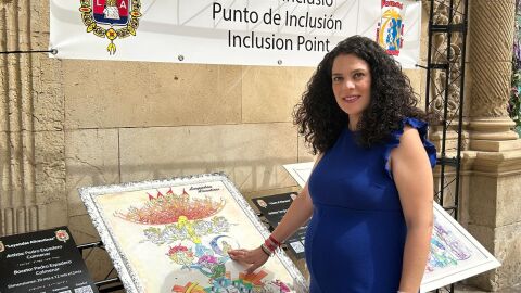 La concejala de Fiestas, Cristina Cutanda, con un boceto en relieve de la Hoguera Oficial