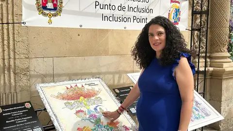 La concejala de Fiestas, Cristina Cutanda, con un boceto en relieve de la Hoguera Oficial La concejala de Fiestas, Cristina Cutanda, con un boceto en relieve de la Hoguera Oficial