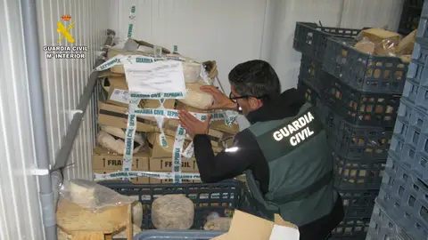 La Guardia Civil realiza 77 inspecciones en diferentes establecimientos de la provincia para garantizar la seguridad alimentaria .