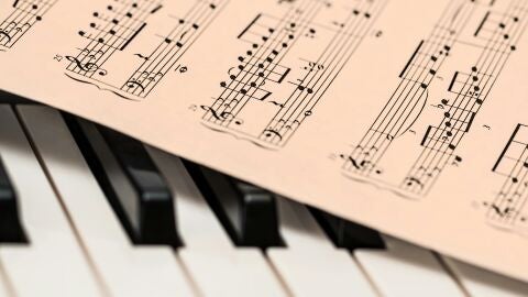 Una partitura de m&uacute;sica sobre un piano