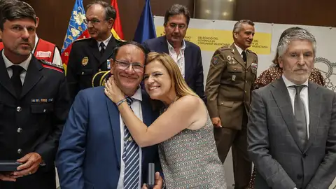 (I-D) El inspector jefe del departamento de Bomberos del Ayuntamiento de València, Enrique Chisbert; el portero del edificio incendiado del Campanar, Julián; la delegada del Gobierno, Pilar Bernabé, y el ministro del Interior, Fernando Grande-Marlaska. (I-D) El inspector jefe del departamento de Bomberos del Ayuntamiento de València, Enrique Chisbert; el portero del edificio incendiado del Campanar, Julián; la delegada del Gobierno, Pilar Bernabé, y el ministro del Interior, Fernando Grande-Marlaska.