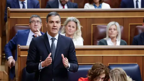 El presidente del Gobierno, Pedro Sánchez (i), interviene durante la sesión de control que se celebra, este miércoles, en el Congreso de los Diputados en Madrid. EFE/ Mariscal El presidente del Gobierno, Pedro Sánchez (i), interviene durante la sesión de control que se celebra, este miércoles, en el Congreso de los Diputados en Madrid. EFE/ Mariscal