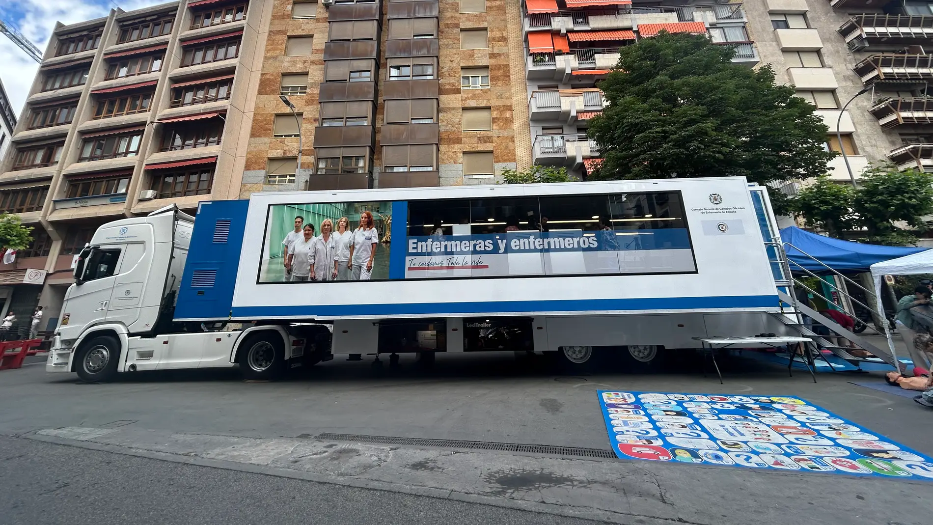 El tráiler sanitario está ubicado en la plaza de la Constitución de la ciudad de Cuenca El tráiler sanitario está ubicado en la plaza de la Constitución de la ciudad de Cuenca