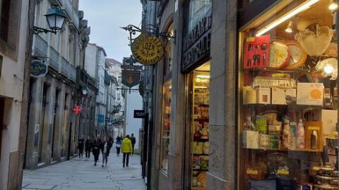 Manuel Villar, empresario compostelano: &quot;Si no vive nadie arriba, el comercio tradicional se va del casco histórico de Santiago porque no puede subsistir”