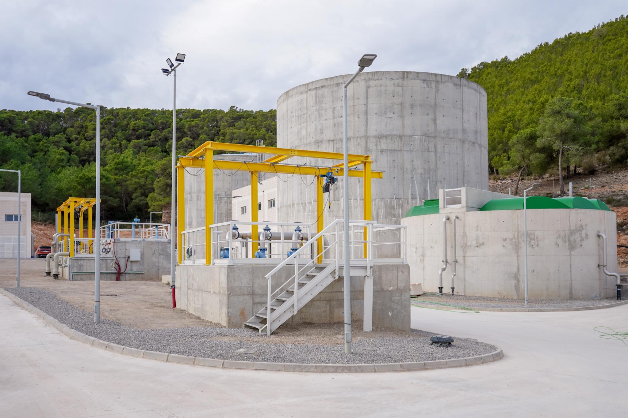 Un joven de 24 años muere tras caer en una arqueta de agua con vapores tóxicos de la Depuradora de Ibiza Un joven de 24 años muere tras caer en una arqueta de agua con vapores tóxicos de la Depuradora de Ibiza