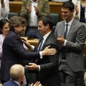Imanol Pradales y Eneko Andueza tras la investidura de el del PNV como lehendakari