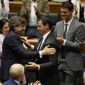 Imanol Pradales y Eneko Andueza tras la investidura de el del PNV como lehendakari Imanol Pradales y Eneko Andueza tras la investidura de el del PNV como lehendakari