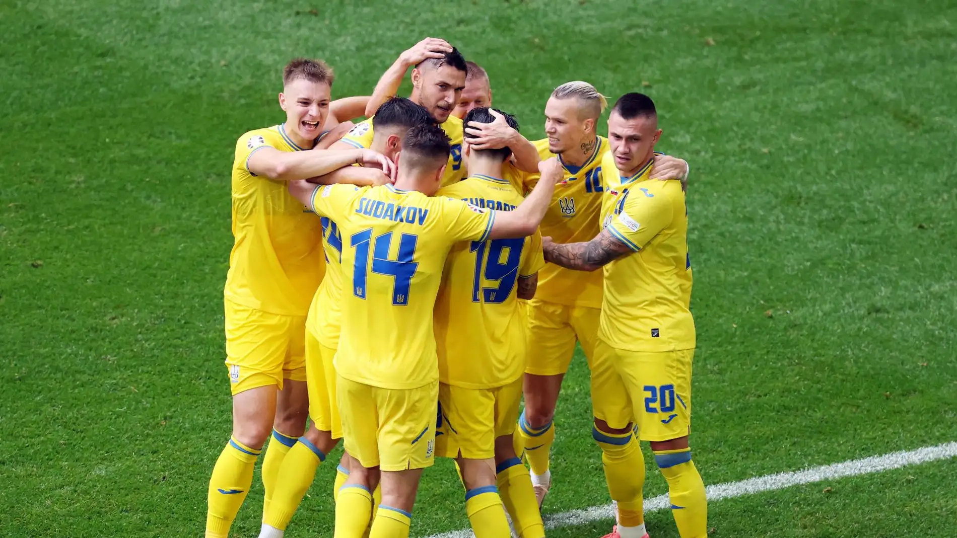 Los jugadores ucranianos celebran la victoria ante Eslovaquia